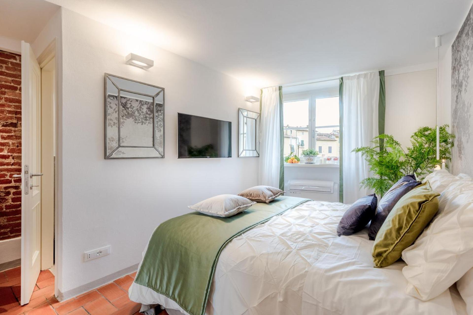 Casa Colosseum, A Million Dollar's View: The Colosseum. Luxury 1 Bedroom 1 Bathroom * Lucca
