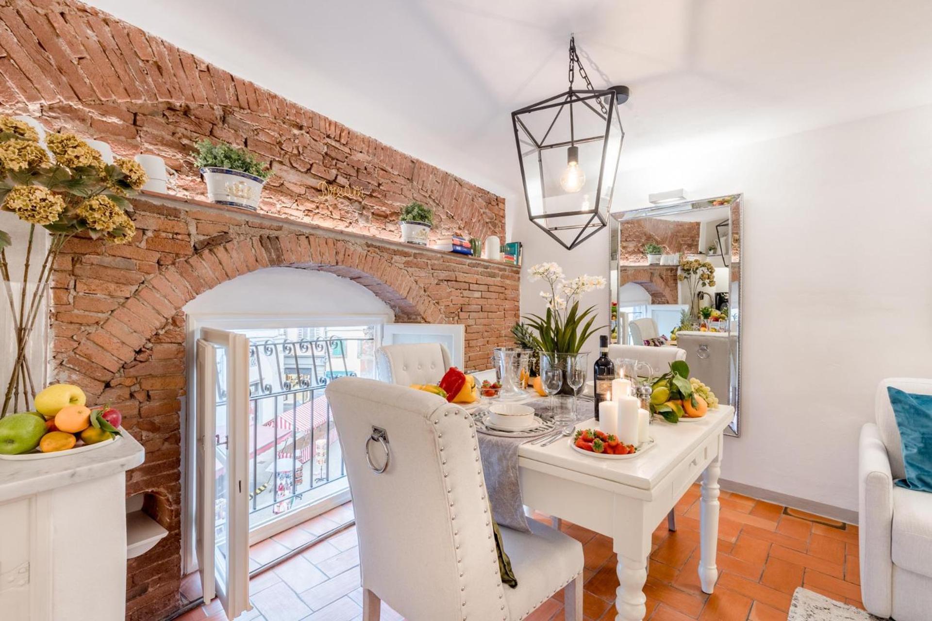 Casa Colosseum, A Million Dollar's View: The Colosseum. Luxury 1 Bedroom 1 Bathroom Lucca
